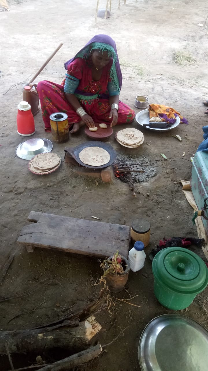 Sannas mor lager chapati på et provisorisk ildsted.